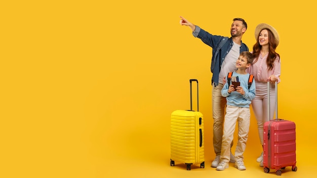 Familia lista para las vacaciones apuntando a algo