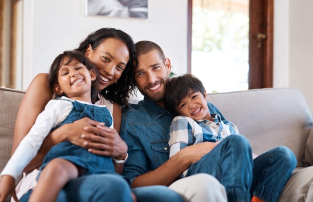 La familia lo es todo para nosotros Captura recortada de una familia de cuatro personas sentadas juntas en el sofá de casa