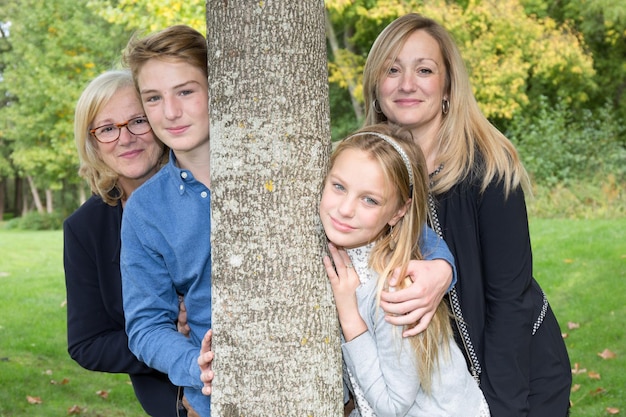 Familia con madre abuela e hija e hijo