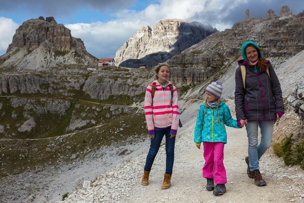 Familia - madre y dos hijas niñas hermanas excursionistas en las montañas Dolomitas, Italia. Tres Cimas de Lavaredo