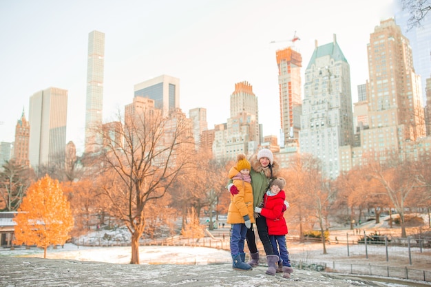 Familia de madre e hijos en Central Park durante sus vacaciones en la Ciudad de Nueva York