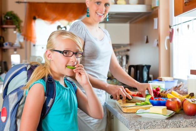 Familia, madre preparando el desayuno para la escuela