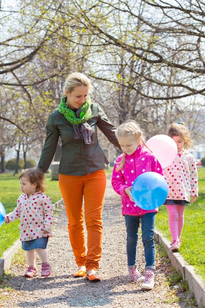 Família. mãe com filhas ao ar livre