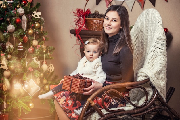 Família mãe e filhos com presentes em lindas caixas no interior de Natal