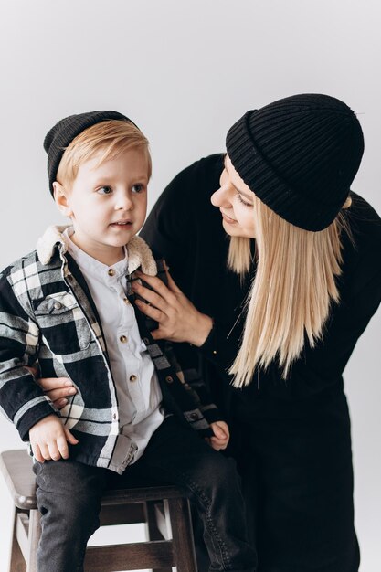 Família mãe filho enorme feliz juntos amam belo retrato