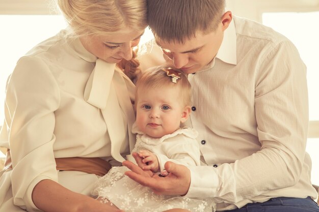 Família, mãe, pai e filha se abraçam juntos, lindo e feliz close-up