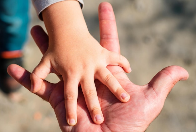 Foto familia manos paternidad concepto niño y padre relaciones niños adaptación niño adoptado