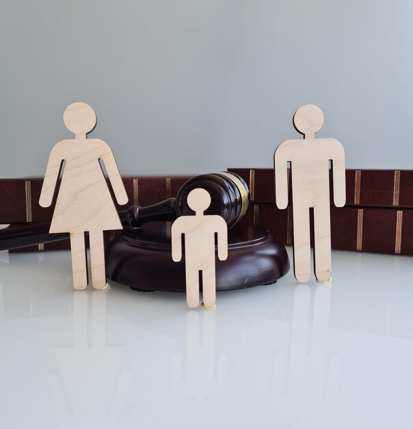 Foto família marido esposa e filho e julgamento no divórcio