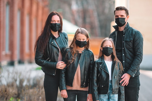 Familia con una máscara en la calle