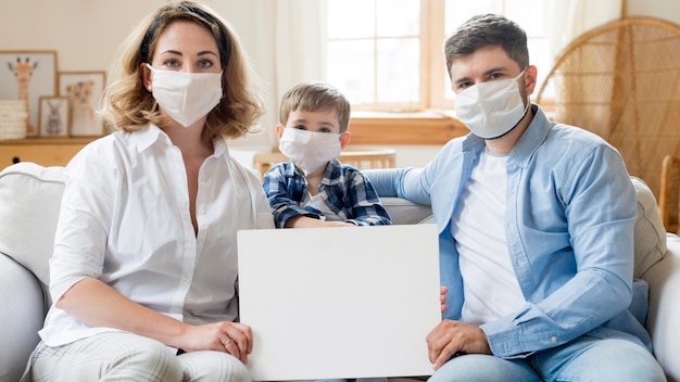 Foto familia con máscaras médicas en interiores