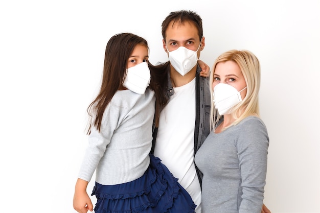 familia con máscaras protectoras en cuarentena. Vida normal con coronavirus. Estilo de vida COVID-19. Protección contra virus de cuarentena esterilidad hogar juntos símbolo del corazón