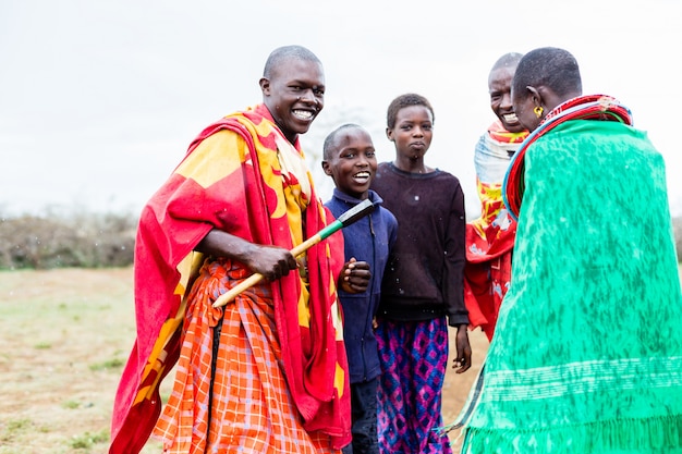 Família Massai celebrando e dançando