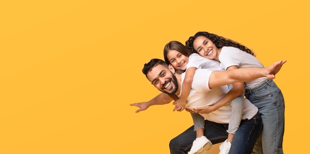 Foto familia del medio oriente posando padre extendiendo las manos como estudio de avión