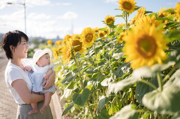 Una familia mira un campo de girasoles.