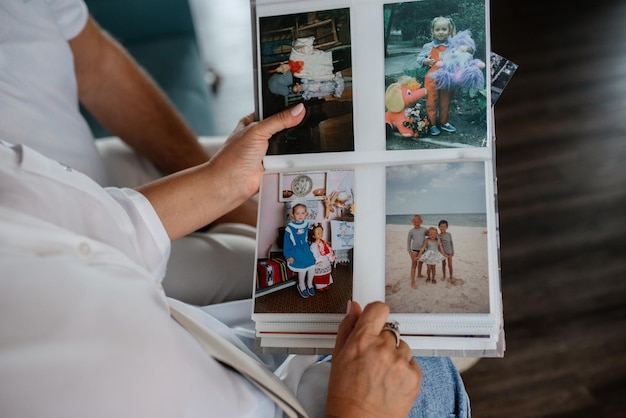 Foto familia mirando álbum de fotos familiar