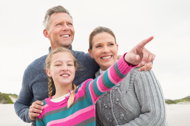 Familia mirando hacia el mar