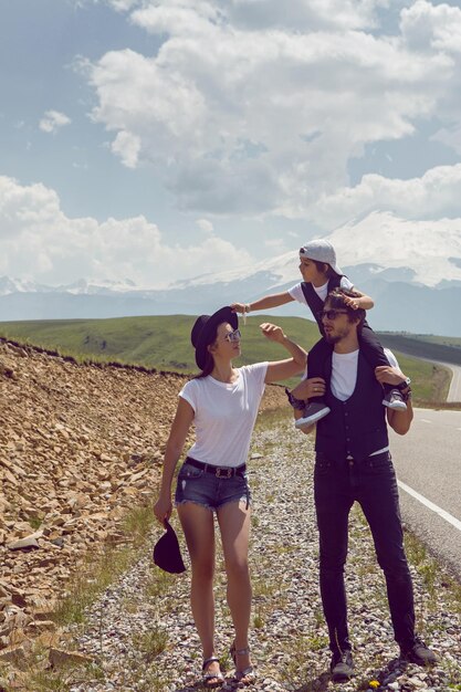 Foto familia de moda con sombreros camina por el camino en la naturaleza en el monte everest