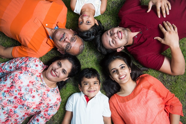 Familia moderna asiática india feliz formando un círculo