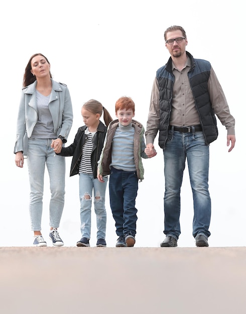 Família moderna com dois filhos caminhando juntosfoto com espaço de cópia