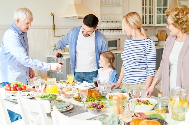 Família moderna configuração mesa de jantar