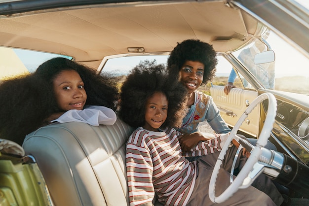 Foto família moderna em estilo retrô