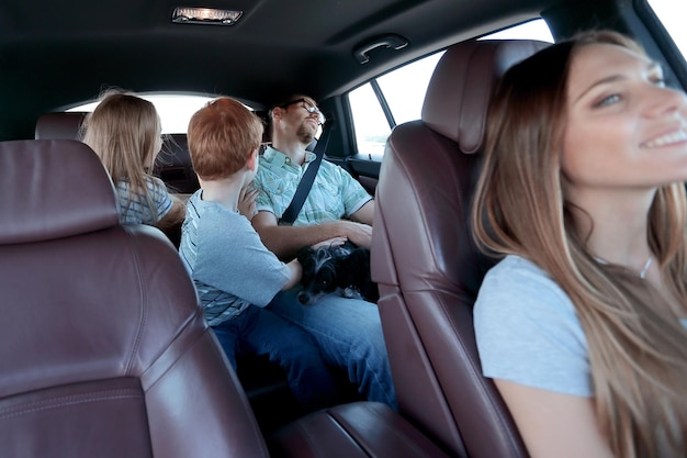 Familia moderna haciendo un viaje en el concepto de vacaciones carfamily