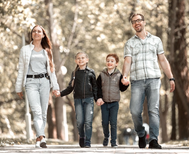 Familia moderna en un paseo por el parque