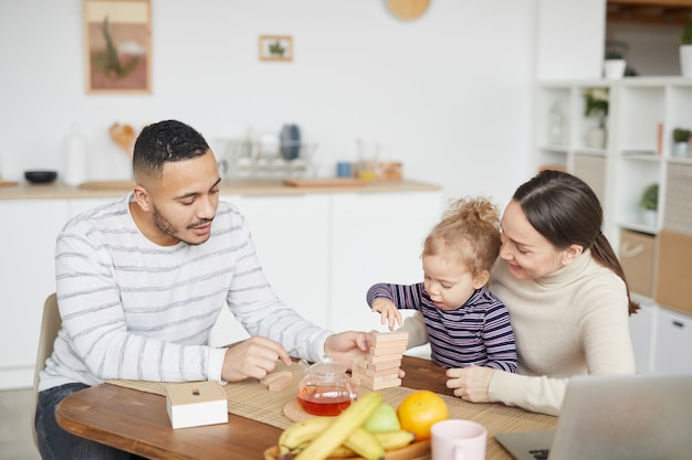 Família moderna que aprecia o café da manhã