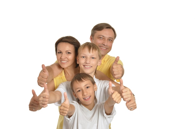 Familia mostrando los pulgares para arriba sobre fondo blanco.