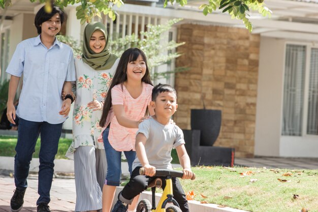 Família muçulmana adorável moderna feliz