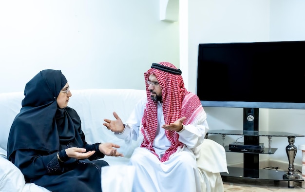 Família muçulmana árabe discutindo o problema e resolvendo-o