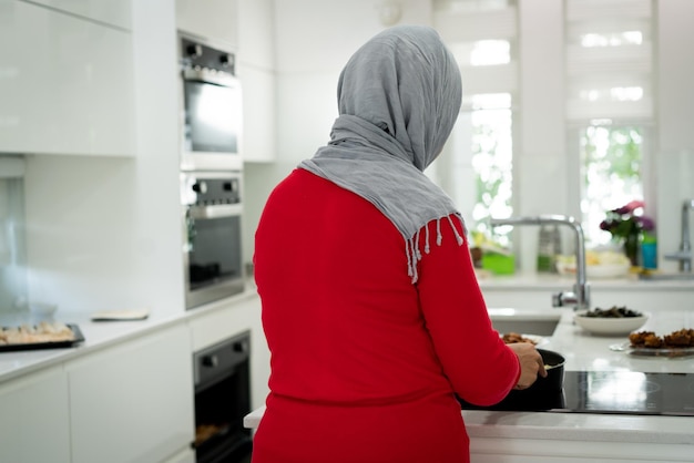 Família muçulmana e amigos reunidos em casa para jantar foto de alta qualidade