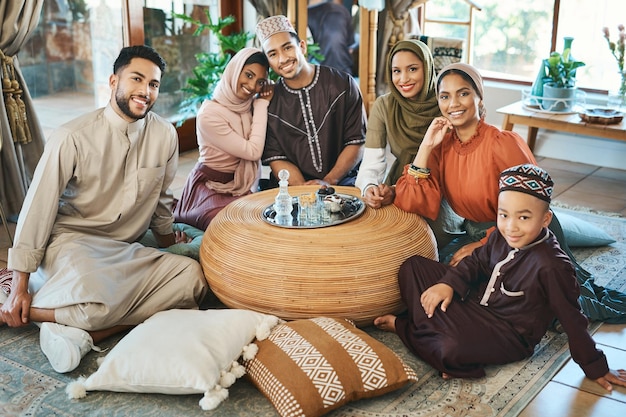 Família muçulmana feliz celebrando o ramadã juntos sorrindo e se unindo na sala de estar Parentes relaxados passando o dia abraçando o feriado religioso Irmãos islâmicos reunidos em sua casa de família