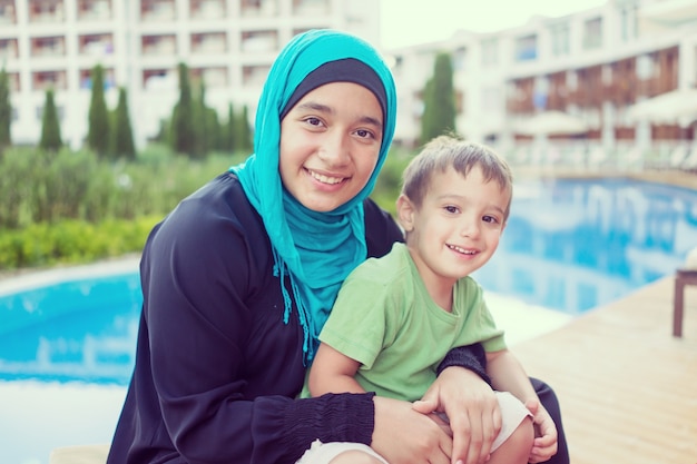 Família muçulmana feliz em férias de verão