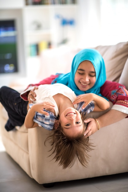 Família muçulmana feliz na nova casa moderna