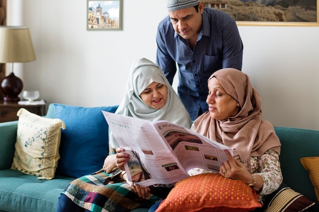 Família muçulmana, lendo as notícias