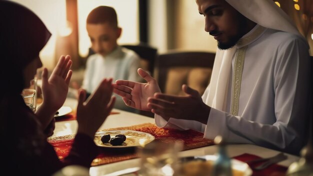 Família muçulmana orando antes do jantar do Ramadã