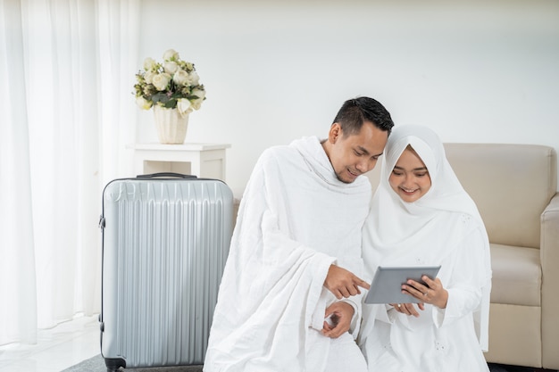 Foto família muçulmana que prepara a bagagem antes do hajj