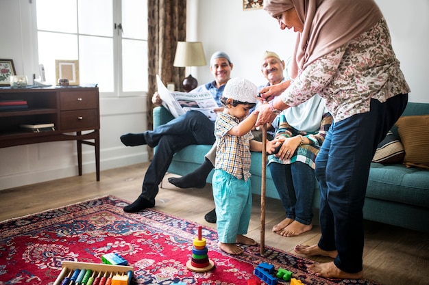 Família muçulmana relaxante em casa