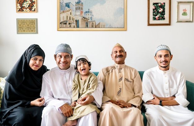 Família muçulmana relaxante em casa