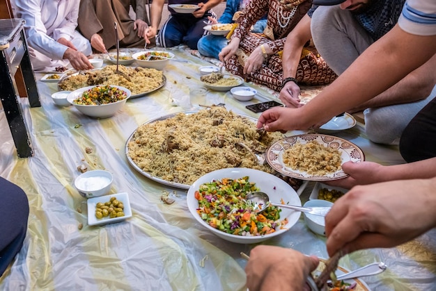 Família muçulmana reunida para iftar no ramadã