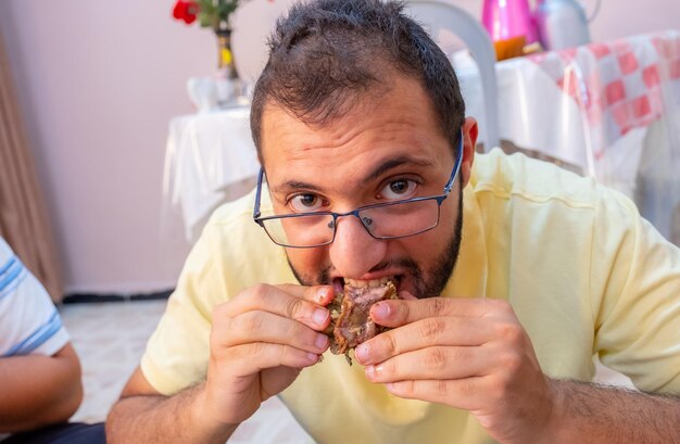 Família muçulmana reunida para iftar no ramadã