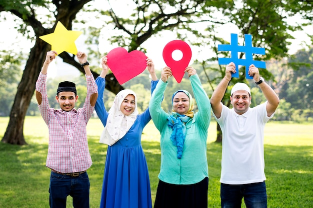 Família muçulmana segurando vários ícones de mídia social