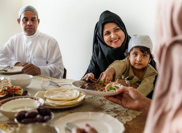 Família muçulmana ter uma festa do ramadã