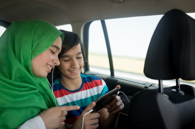 Família muçulmana viajando com carro
