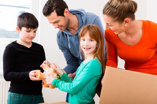 La familia se muda a una nueva casa