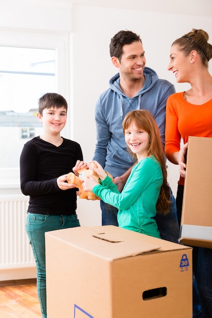 La familia se muda a una nueva casa