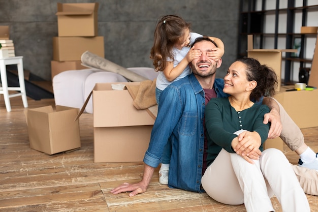 Foto familia mudarse a una casa nueva