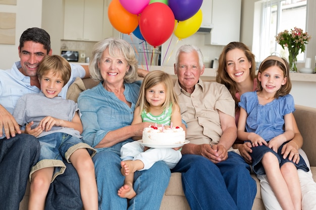 Família multigeneração comemorando o aniversário das meninas