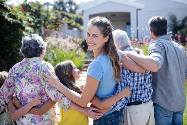 Foto familia multigeneración caminando por el sendero del jardín